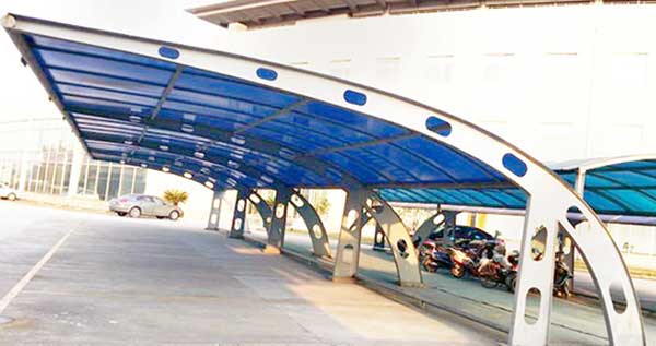 成都PTFE膜結(jié)構(gòu)停車棚：愛(ài)車之家，安全?？?></p>

<p>成都PTFE膜結(jié)構(gòu)停車棚廣泛應(yīng)用于各類場(chǎng)所，無(wú)論是住宅小區(qū)、商業(yè)中心、辦公樓還是學(xué)校，都能看到它的身影。它不僅提供了安全的停車空間，還因其獨(dú)特的造型和多樣的顏色選擇，成為城市景觀的一部分，增添了一份現(xiàn)代與美感。</p>

<p>眾多品牌中，廣東中材的產(chǎn)品尤為突出。其價(jià)格優(yōu)惠，型號(hào)齊全，能滿足不同客戶的需求。更重要的是，廣東中材選用的都是國(guó)內(nèi)外知名膜材，品質(zhì)有保障，讓人放心。從設(shè)計(jì)到加工再到安裝，每一步都精益求精，更有完善的售后服務(wù)體系，讓客戶無(wú)后顧之憂。</p>

<p style="text-align:center"><img width="100%" src="../mypic/38e/8517b/403f00fd.jpg" / alt=
